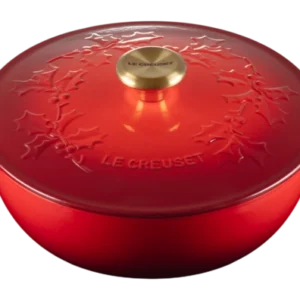 le creuset casserole pot winter holly collection kersenrood 26 cm